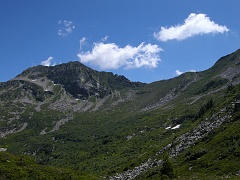 La luce più favorevole ci permette di fotografare al meglio il Monte Togano con le due cime e il Passo